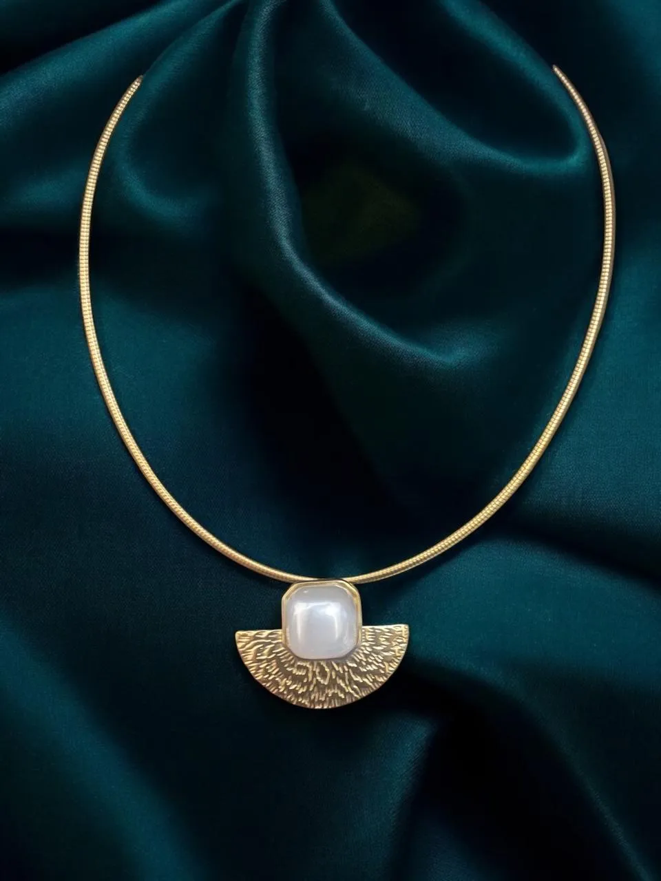 Celestial Curve Pearl Hasli Necklace